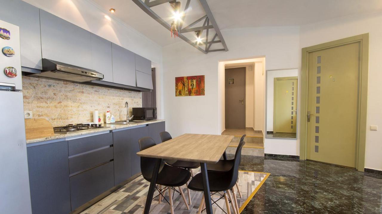 4 Bedroom Apartment On Liberty Square Tbilisi Ngoại thất bức ảnh